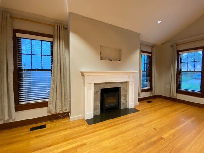 Building Photo - 2 Bedroom 2 Bathroom plus Bonus Room with ALL Appliances Included