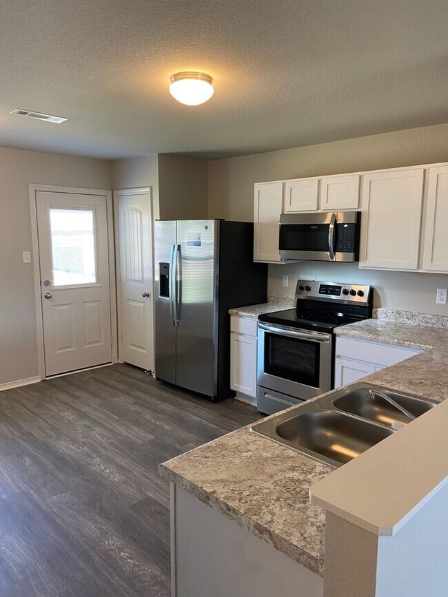 Foto del edificio - A MUST SEE! Three Bedroom | Two Bath Home in Conrad Court