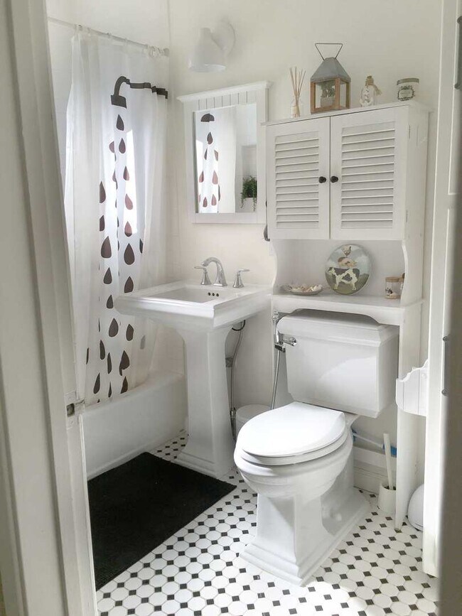 Foto del edificio - 3bed/1bath  house with PARKING, large back...