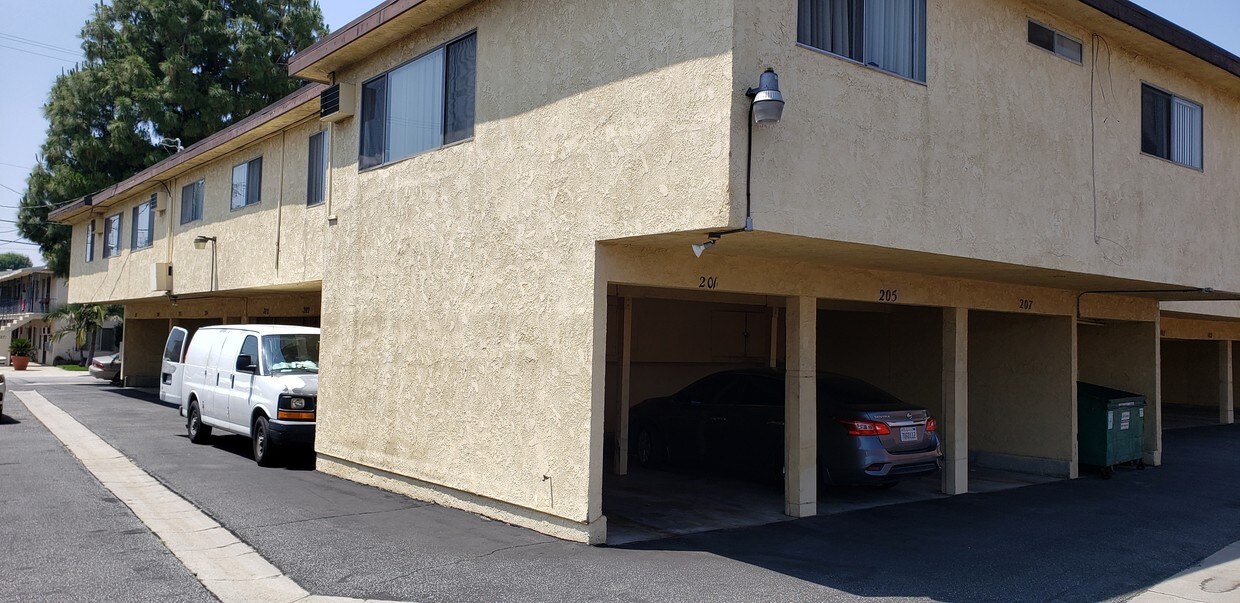 Garages - 10518-10524 Western Ave