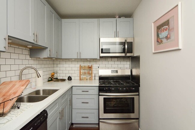 Foto del edificio - 7319 N Rogers Ave