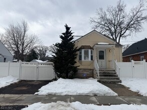 Building Photo - 1004 Sheridan Ave