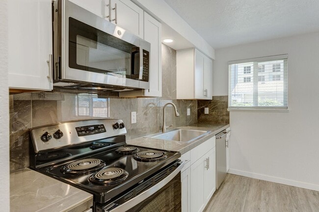 Building Photo - Newly Renovated Townhouse - Pet Friendly!!