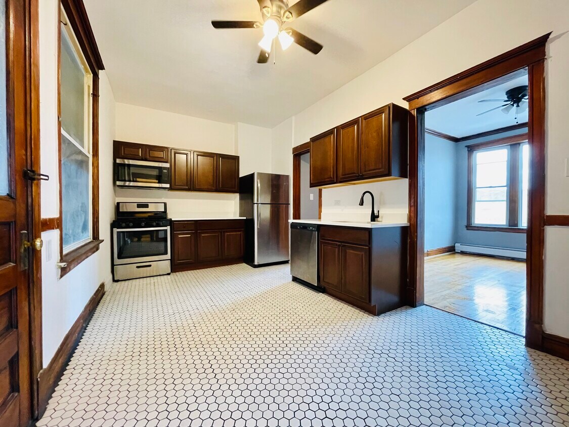 Primary Photo - 755 W 32nd St