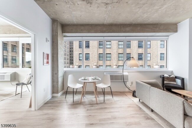 Foto del edificio - 10 Commerce Ct