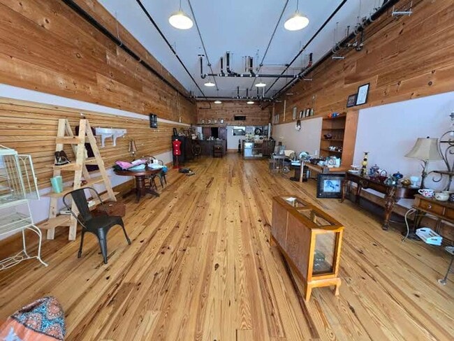 Building Photo - Commercial Space on Main Street!