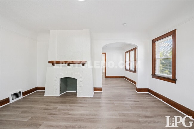 Building Photo - 4119 Kingsbury Ave