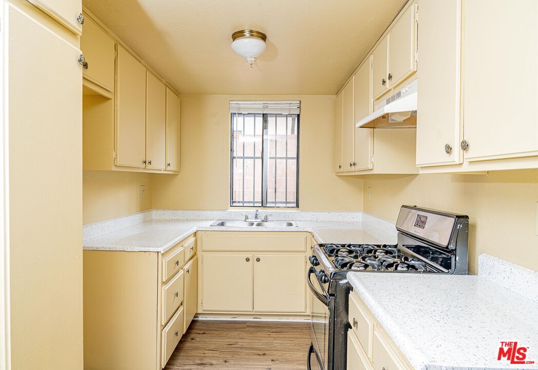 12100 Birch Ave Unit 22, Hawthorne, CA 90250 Room for Rent in Hawthorne, CA