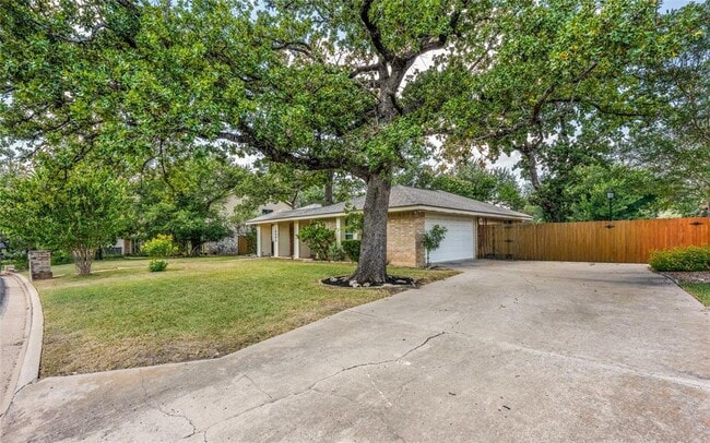 Building Photo - 10502 Spicewood Pkwy