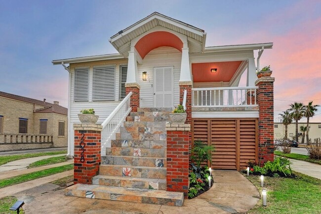 Building Photo - 3828 Seawall Blvd