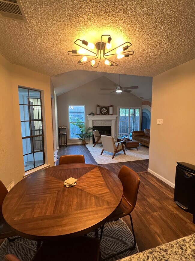 Building Photo - 807 Kavanagh Dr