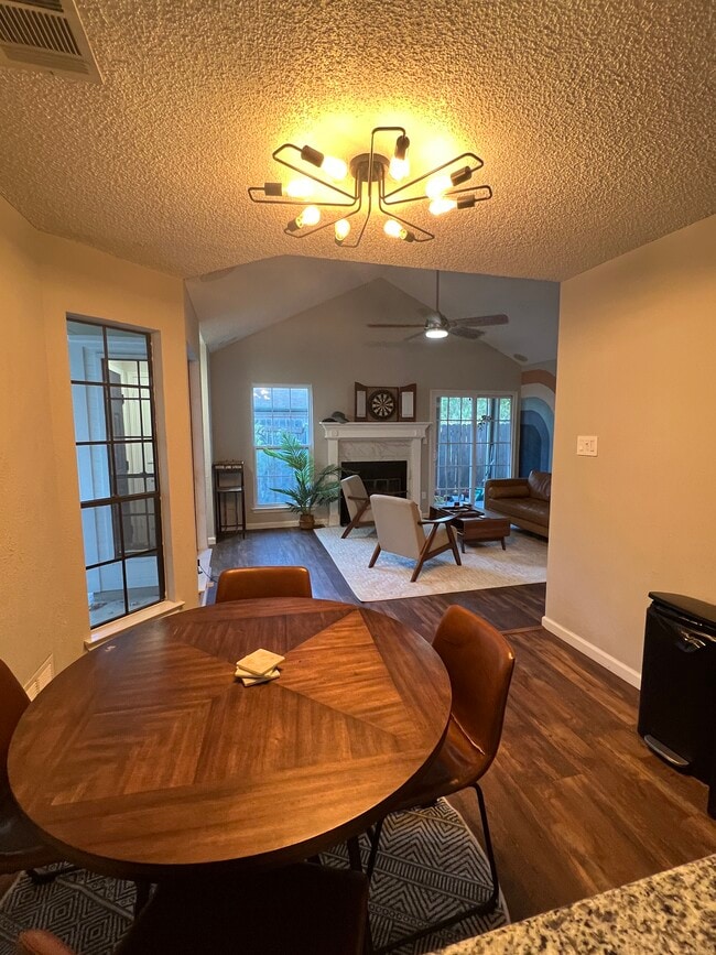 Foto del edificio - 807 Kavanagh Dr