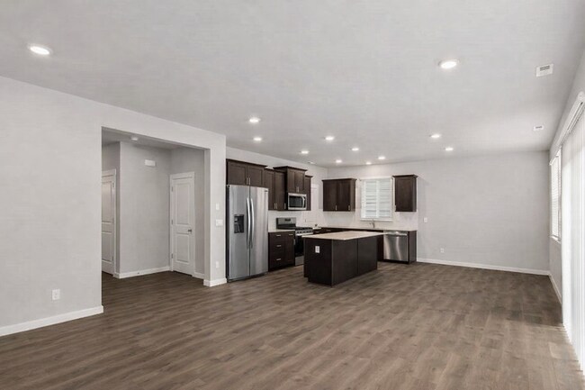 Foto del edificio - Beautiful large newer build 4 bedroom in Lipoma Firs!
