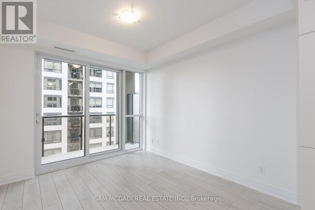 Photo du bâtiment - 30 Elm Dr W