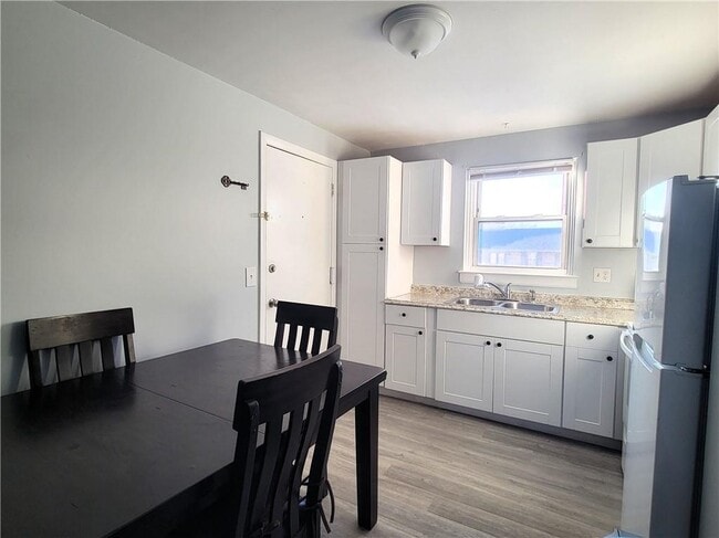 Foto del edificio - 70 Carroll Ave