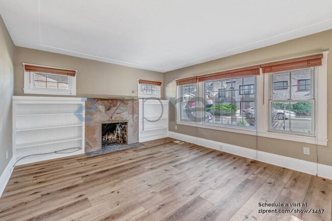 Building Photo - Unit