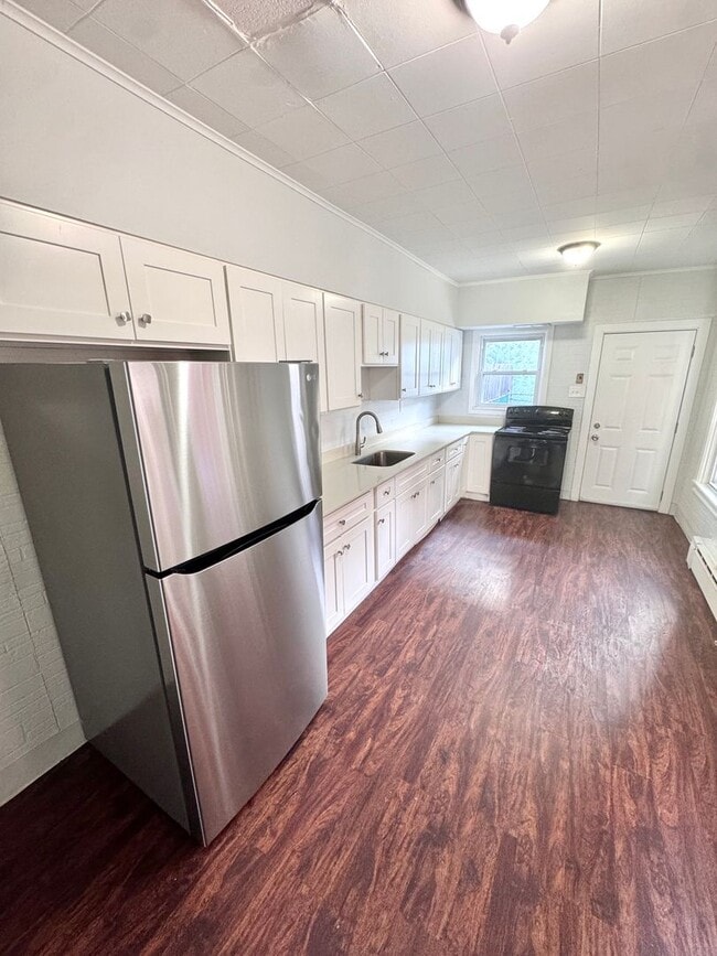 Building Photo - FIVE BEDROOM Home