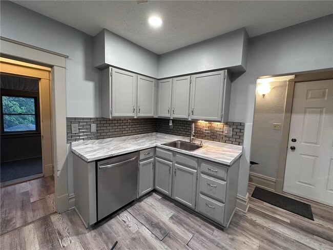 Building Photo - 734 Sims Ave