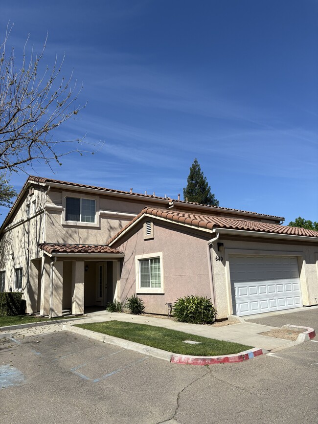 Foto del edificio - Los Arcos Townhomes