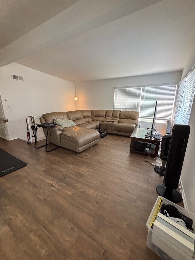 Living Room - 2 - 420 Marine Pl