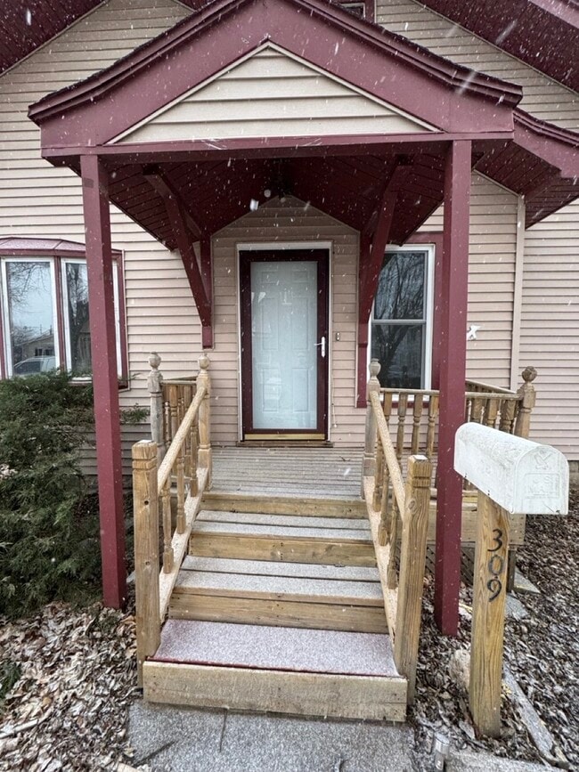 Building Photo - 309 N 9th St