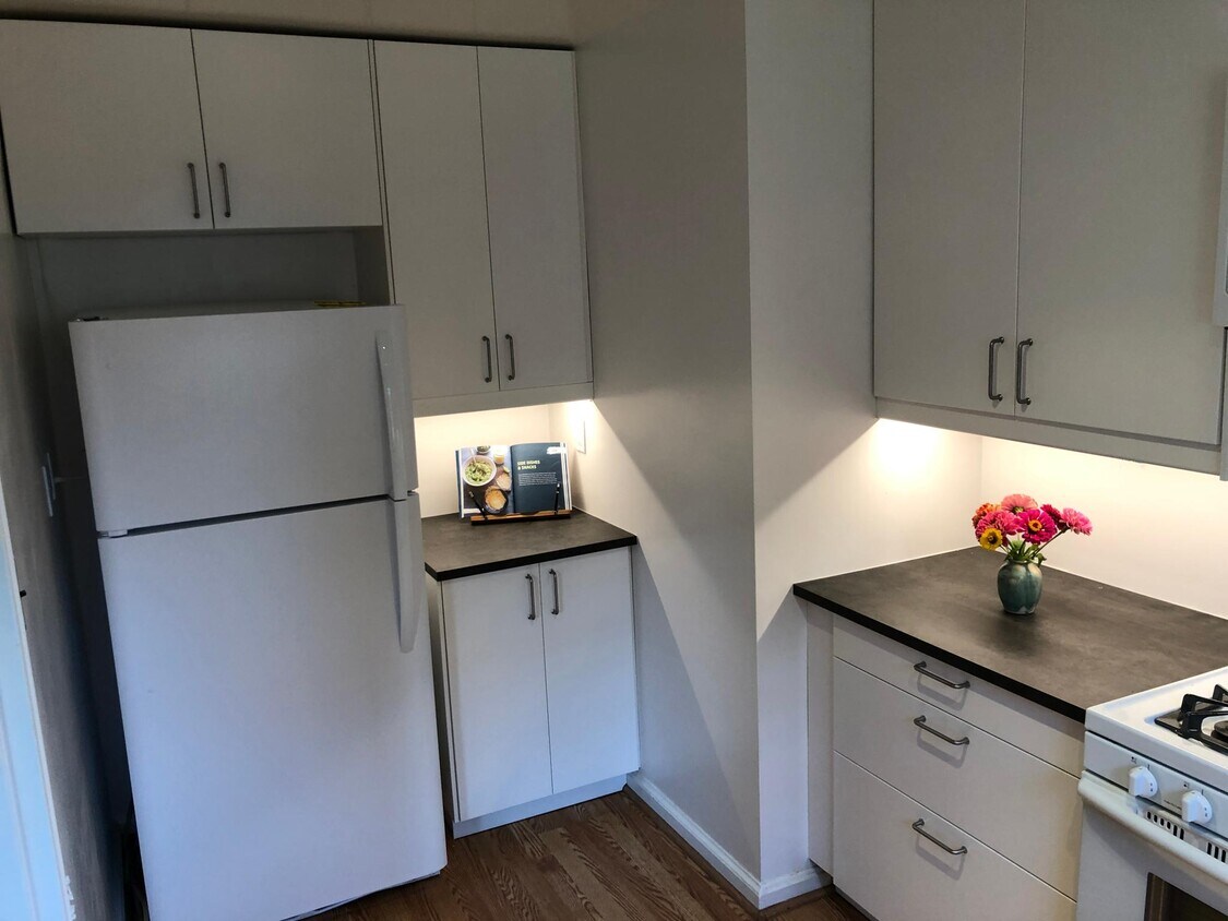 Kitchen - view 2 - 136 N Brookside Dr