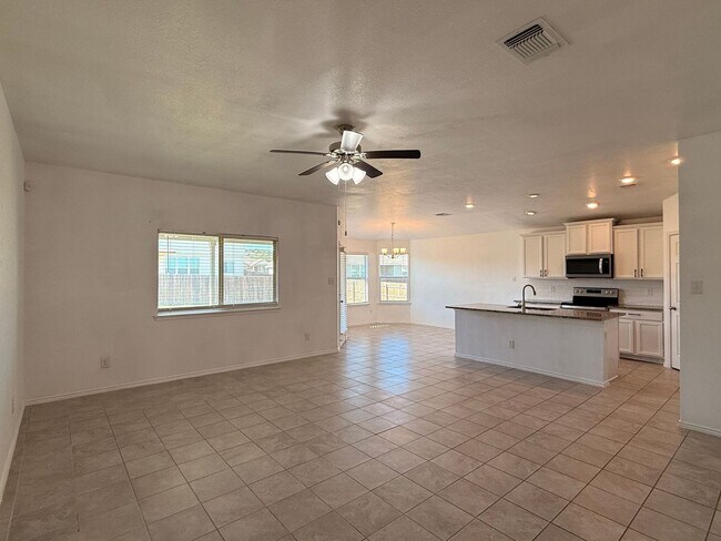 Foto del edificio - NEW IN MANAGEMENT - AVAILABLE NOW!