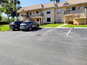 Building Photo - 6736 Palmetto Cir S