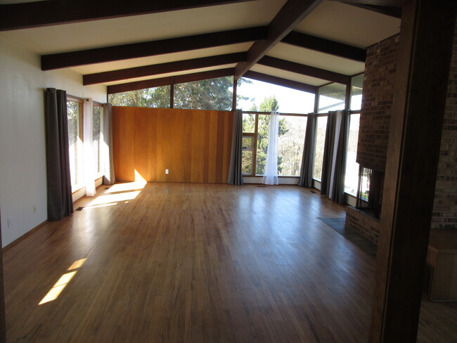 Living area - 2104 E Ave