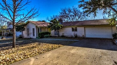 Building Photo - 114 Oakview Dr