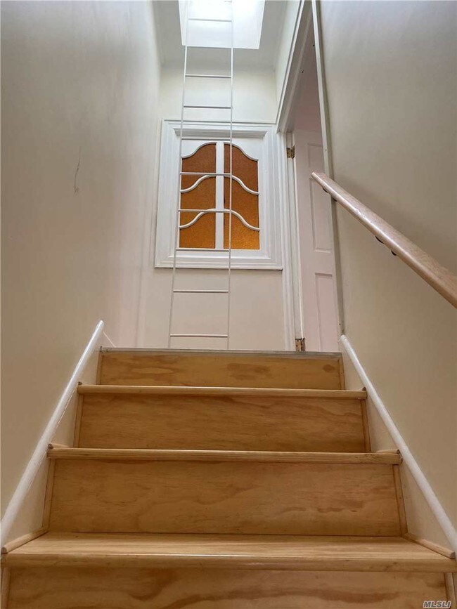 Foto del edificio - 64-44 83rd Pl