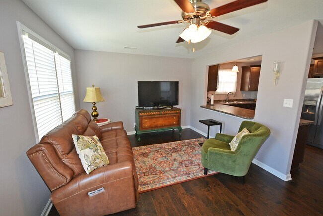 Foto del edificio - Gorgeous! 3 Bed/2.5 Bath house! Close to I-24! Lawn/Garbage Included!
