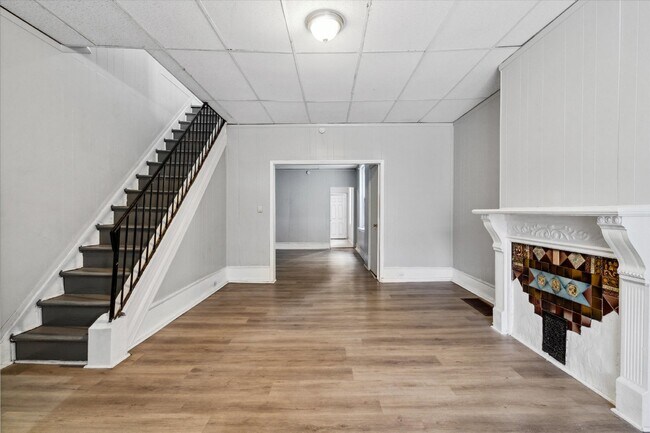 Building Photo - $1350 - Captivating 4 Bedroom and 1.5 Bath...