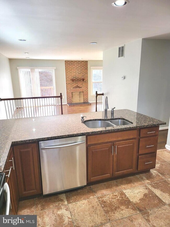 Building Photo - 2862 Sutton Oaks Ln
