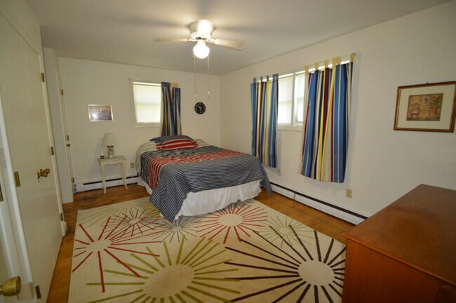 Amplio dormitorio con mucha luz natural. - 28 Merton Rd