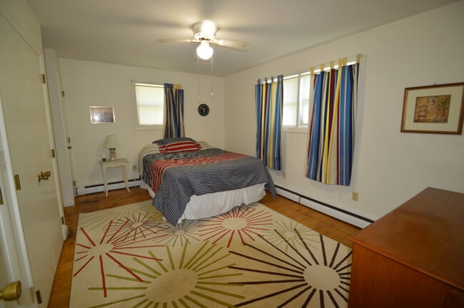 Ample bedroom with plenty of natural light - 28 Merton Rd