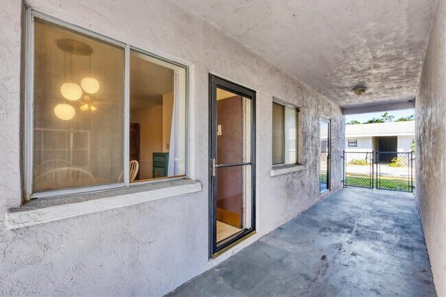Foto del edificio - 3101 Bee Ridge Rd