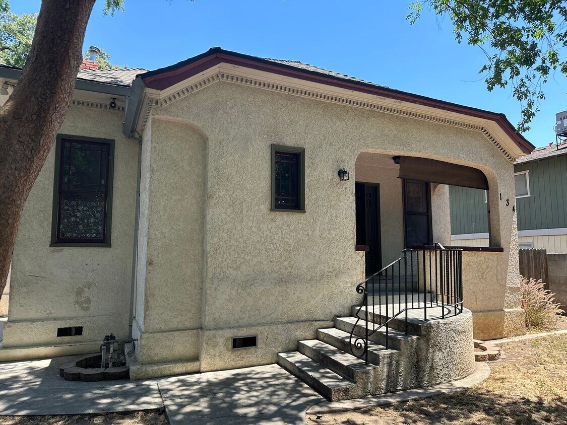 Foto principal - 134 N College Ave
