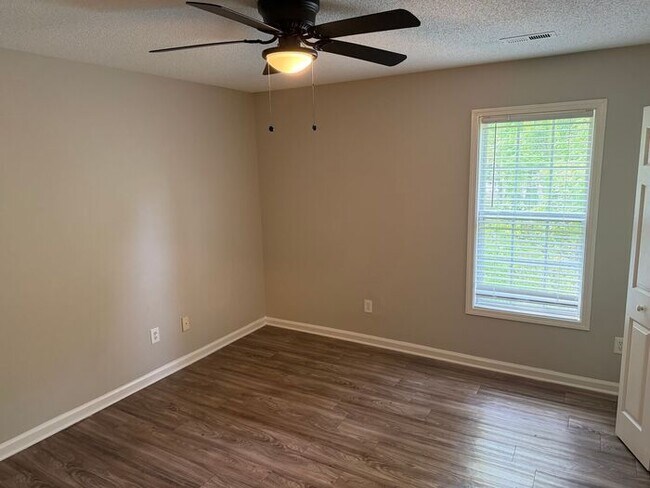 Building Photo - End of Summer M/I Special on Renovated 2-bedroom townhome in Kannapolis