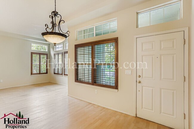 Foto del edificio - Charming Ground-Level Condo in Prime Hills...
