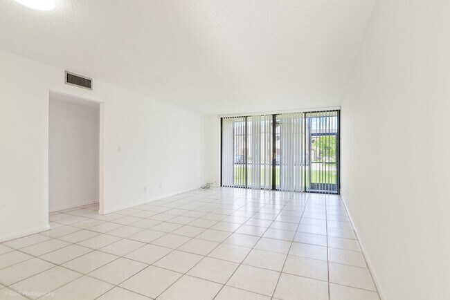 Foto del edificio - Spacious 1 bed 1 bath condo in Pembroke Pi...