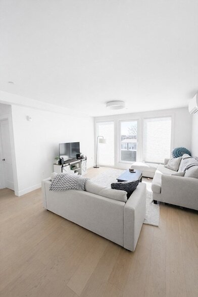 Building Photo - 654 E Broadway