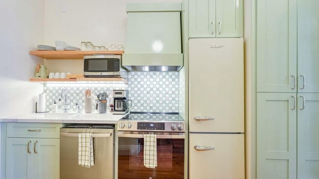 Building Photo - 604 Baronne St