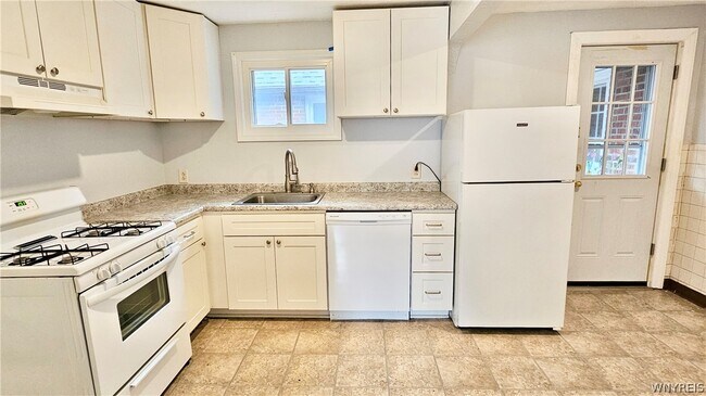 Foto del edificio - 657 Englewood Ave