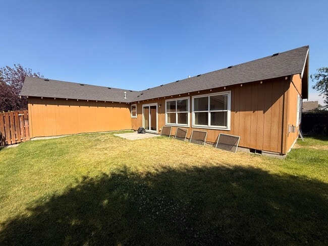 Building Photo - CHARMING SINGLE-LEVEL HOME IN A BEAUTFUL WELCOMING NEIGHBORHOOD!!!