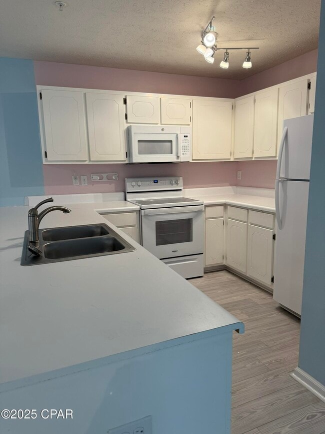 Foto del edificio - 17690 Front Beach Rd