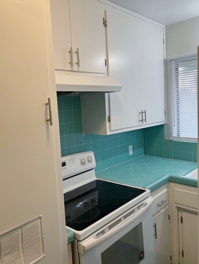 Kitchen Oven - 2512 Drake St