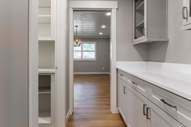 Building Photo - 2710 S Highland Dr