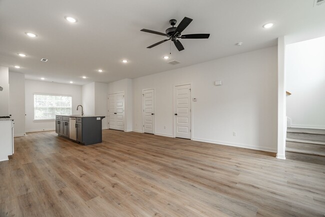 Foto del edificio - LIKE NEW 3-bedroom 2.5 bath Townhome in Fa...