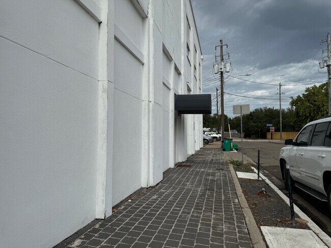 Foto del edificio - 400 W Texas Ave